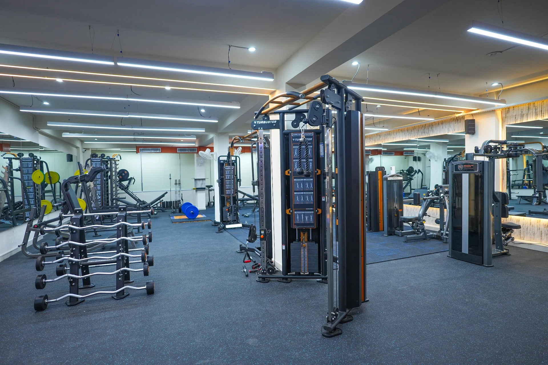 The spacious strength training floor at Leo Fitness